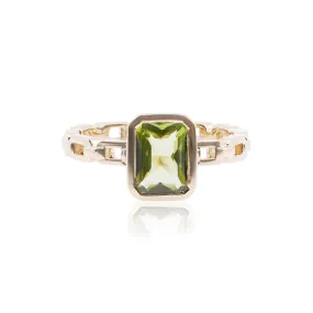 18K YELLOW GOLD BEZEL-SET CUSHION PERIDOT CHAIN-STYLE COCKTAIL RING